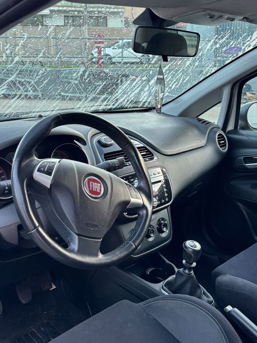 Vând Fiat Punto.