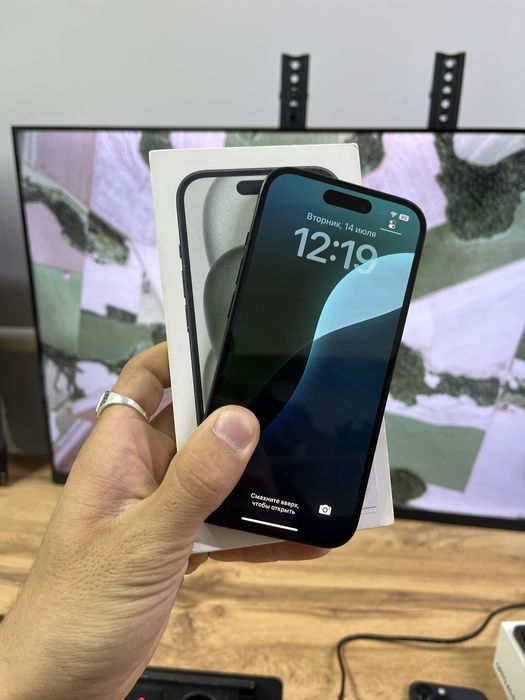 Телефон iPhone 15