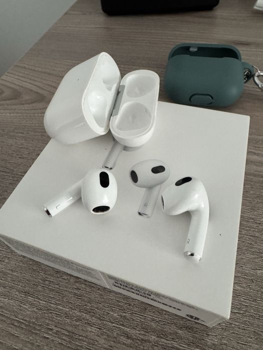 AirPods Gen 3 ( like new )