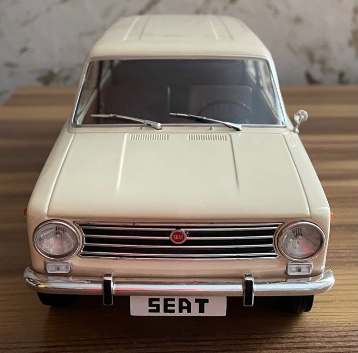 SEAT 124 Mащаб 1:18 Triple 9 Метал