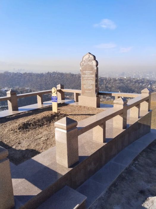 Памятники. Ескерткіш тас