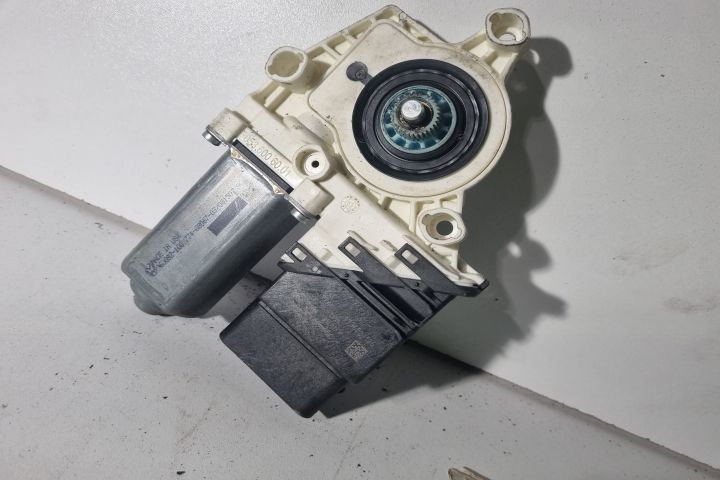 Motoras macara geam spate dreapta 1K0959704P Volkswagen VW Golf a 5-a
