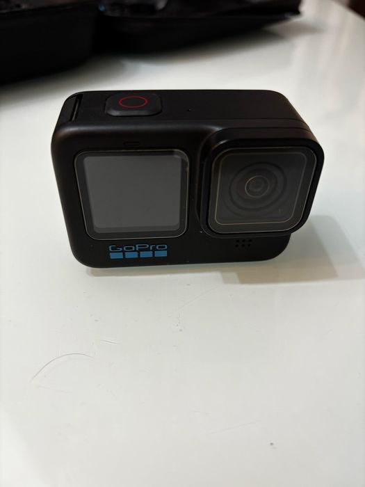 GoPro Hero 10 Black + multe accesorii + hard case