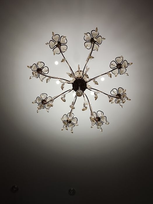 Продам люстру в отличном состоянии