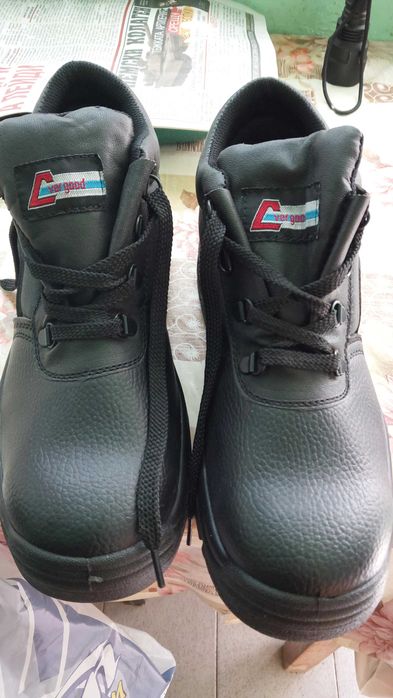 Продавам работни обувки