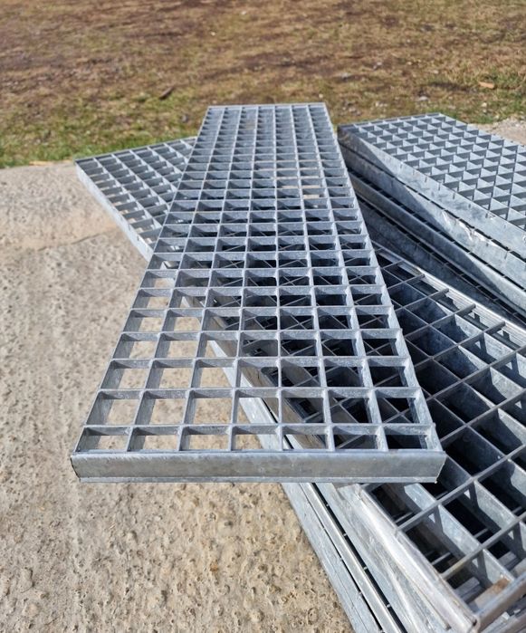 Trepte zicate metalice