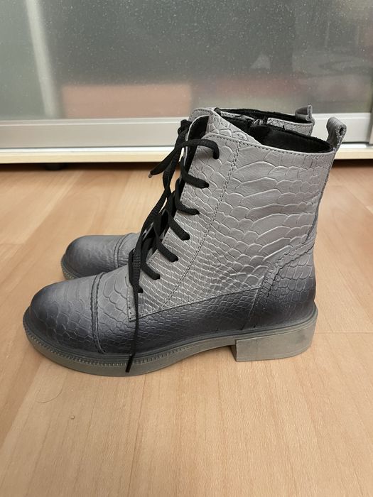 Продам женские кожанные ботинки