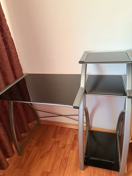 Birou din sticlă negru/argintiu.