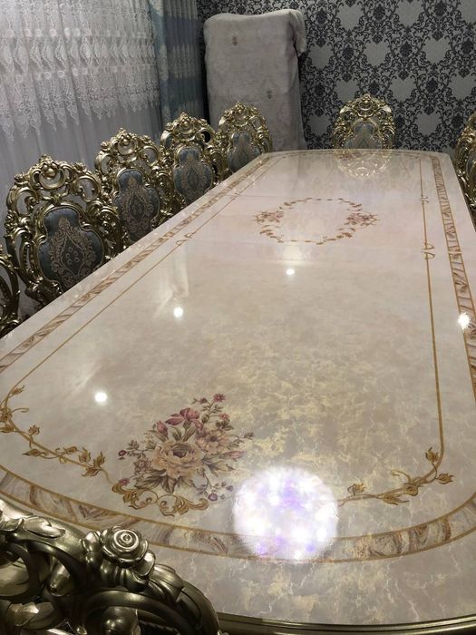 Mehmonxona uchun stol va stul