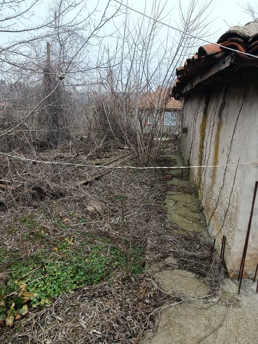 Продавам къща с двор