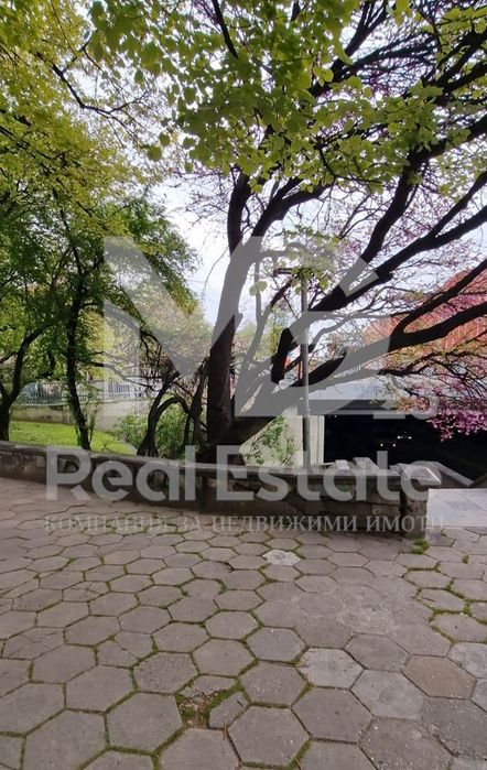 Етаж от къща с гараж и две паркоместа до Градската градина в Пловдив !