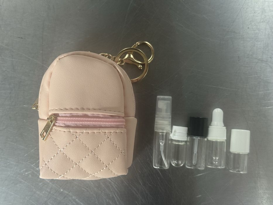 Мини-рюкзак / брелок + дорожный набор