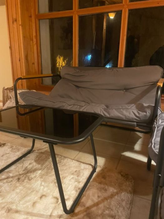 Комплект мебели – столове, диван и малка маса