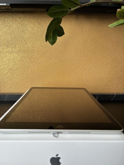 Apple Ipad 9th Gen 2023 10.2", 64GB, Wi-fi, като нов,комплект