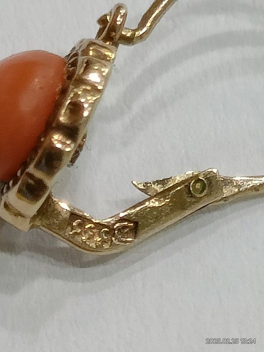 Vind cercei din aur 8kt cu coral natural