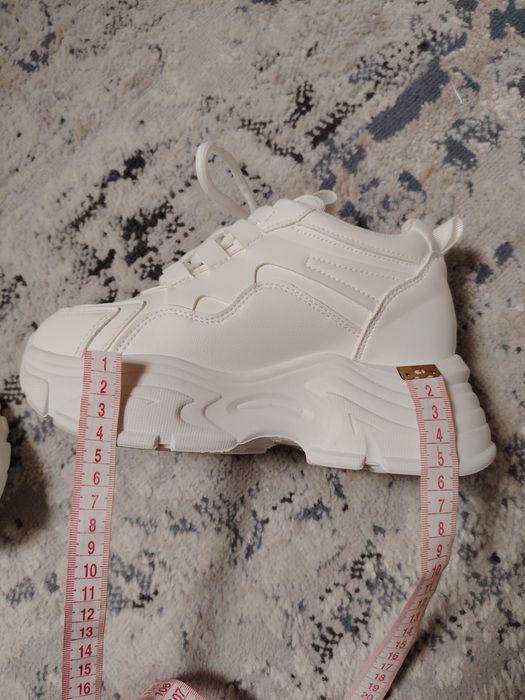 Маратонки, снежно бели, с платформа