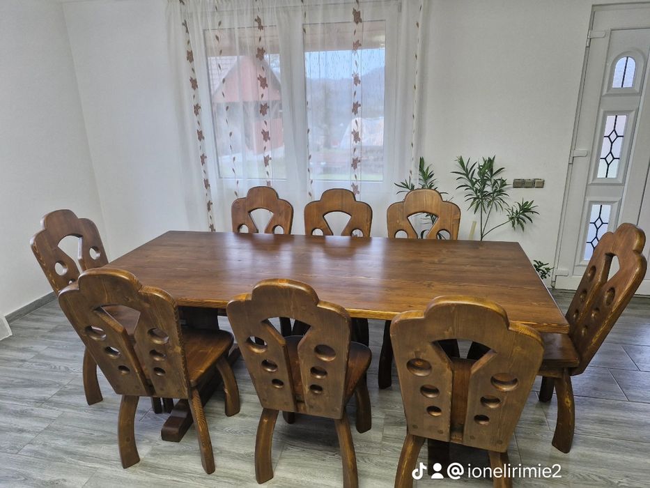 Masă din lemn masiv