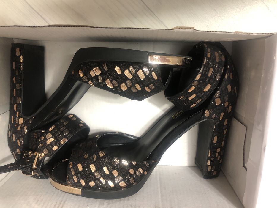 Продам. босоножки