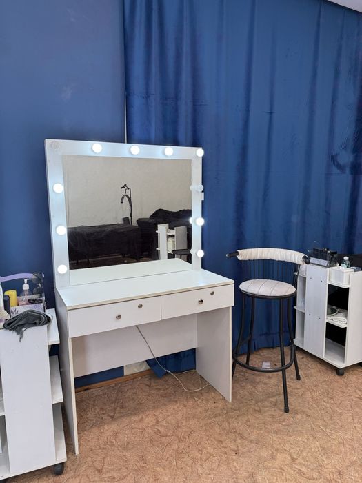 Продам столик для макияжа со стульчиком