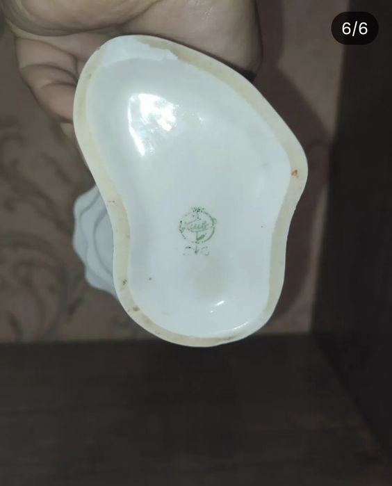 Фарфоровая статуэтка.