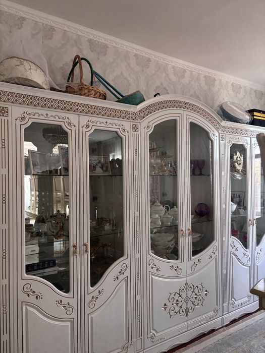 Стол стулдарымен стенка