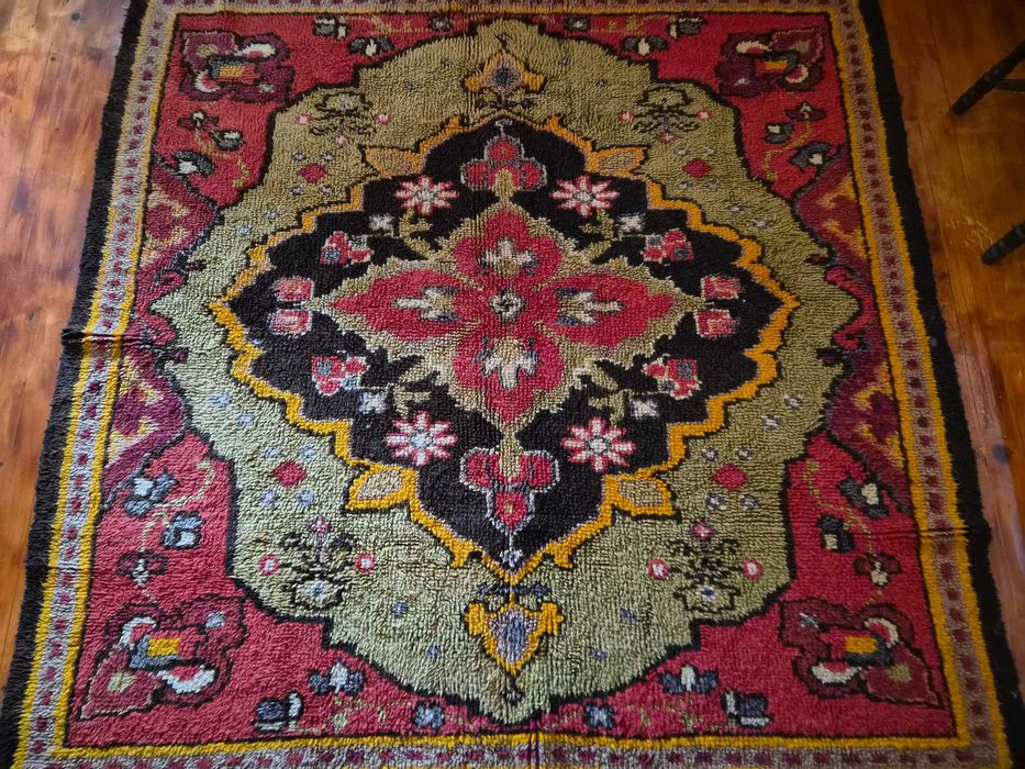 Килим ръчно правен