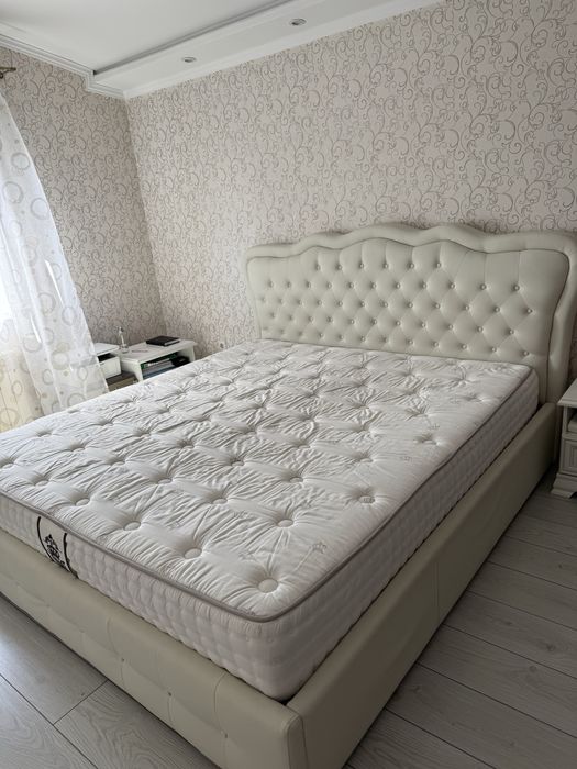 Продам кровать с матрасом  200 на 180