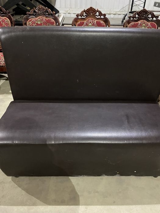 Диваны, отличные стулья, столы