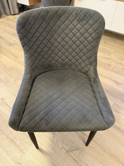 Продавам кухненски столове сиво кадифе