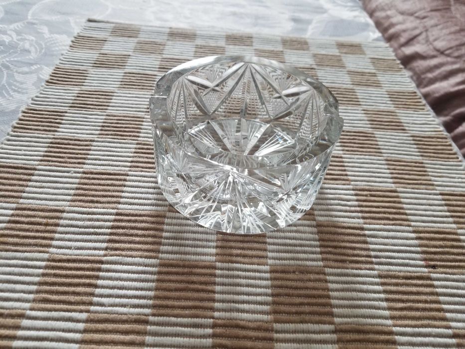 Голям стъклен кристален пепелник- 15 cm диаметър