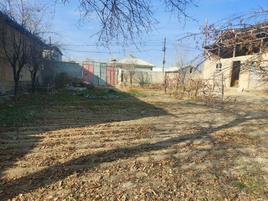 15+ сотих ховли участка сотилади. Махаллани юрагида жойлашган.