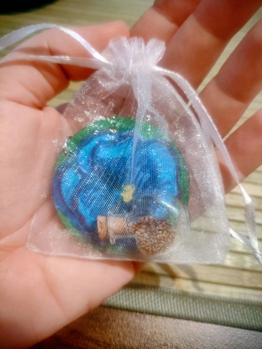 Рисувани ключодържатели със семенца на теменужки  - за 8 март