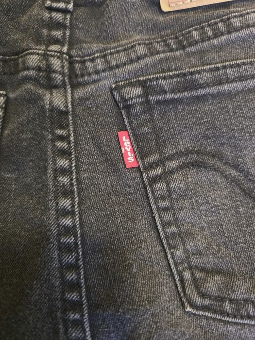 Blugi Levi's stare foarte bună o mică dungă  pe spate vezi foto mărimea 140 cm