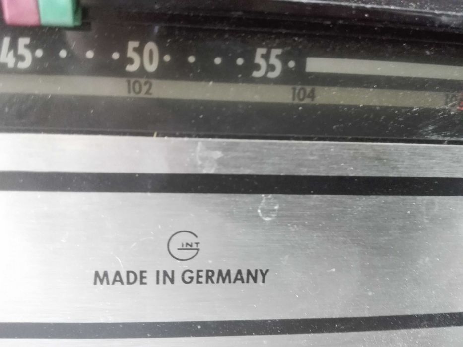 Старо радио GRUNDIG , фотоапарат AGFA и италиянска ваза .