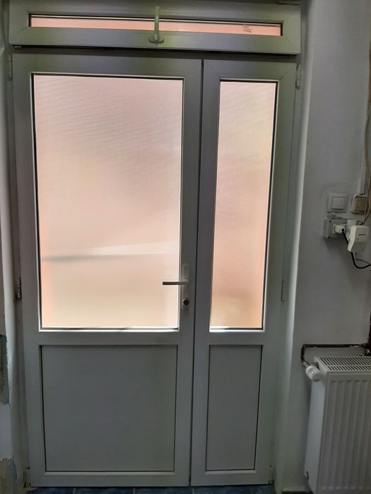 Vand ușă termopan aibă 1300×2300 și geam termopan cu rulou aplicat.