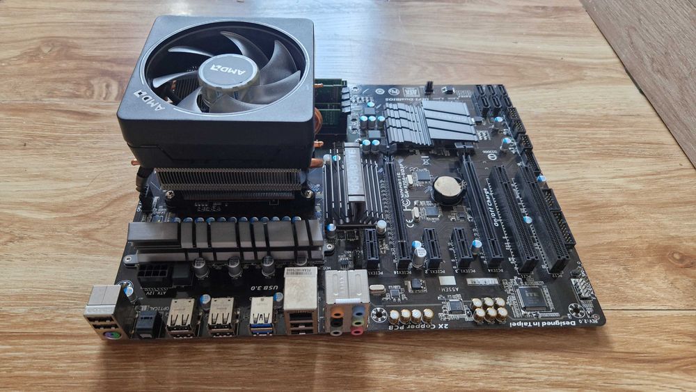 KIT AM3+ FX-8300 (8 core)+Placa 970A-UD3P+16GB RAM+Cooler AMD RGB !! CA NOU !! 300lei