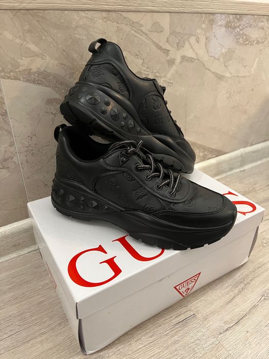 Оригинални сникърси Guess