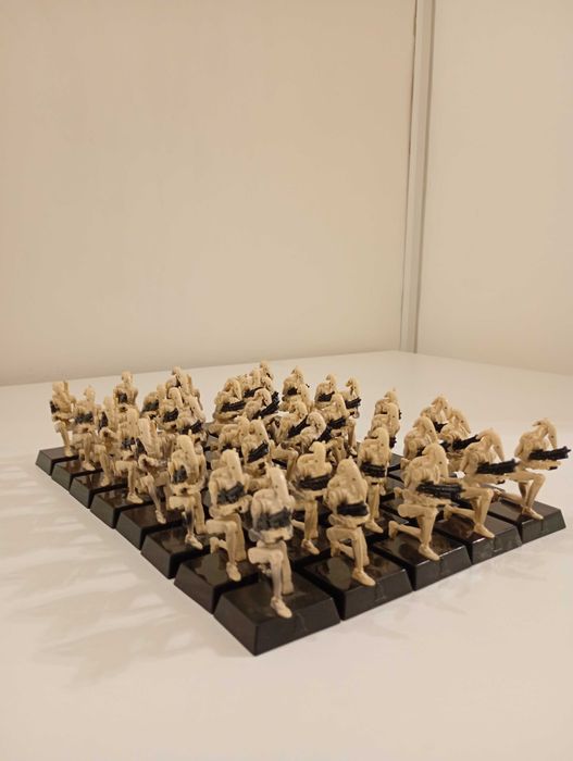 Vând 40 de droizi -  piese de sah (pioni) cu o inaltime de 8 cm