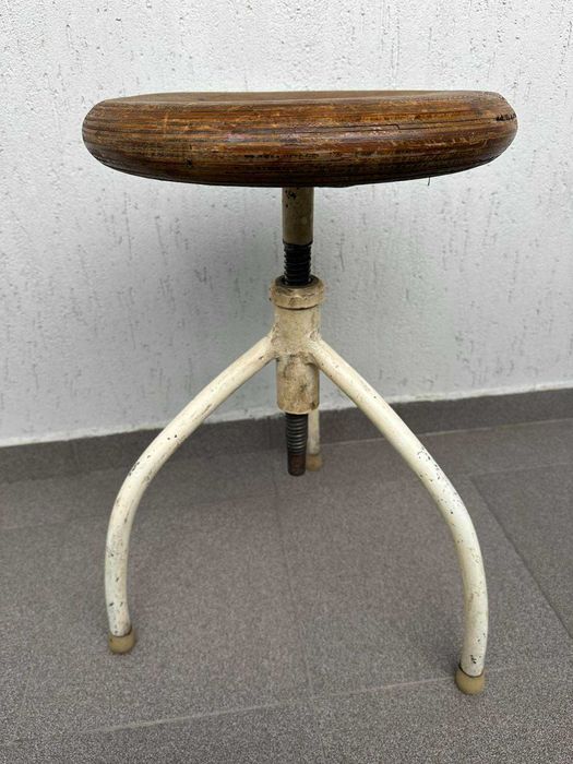 Винтидж Медицинско Столче на Винт Индустриално