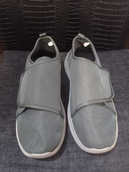 Специални мъжки обувки за отичащи крака