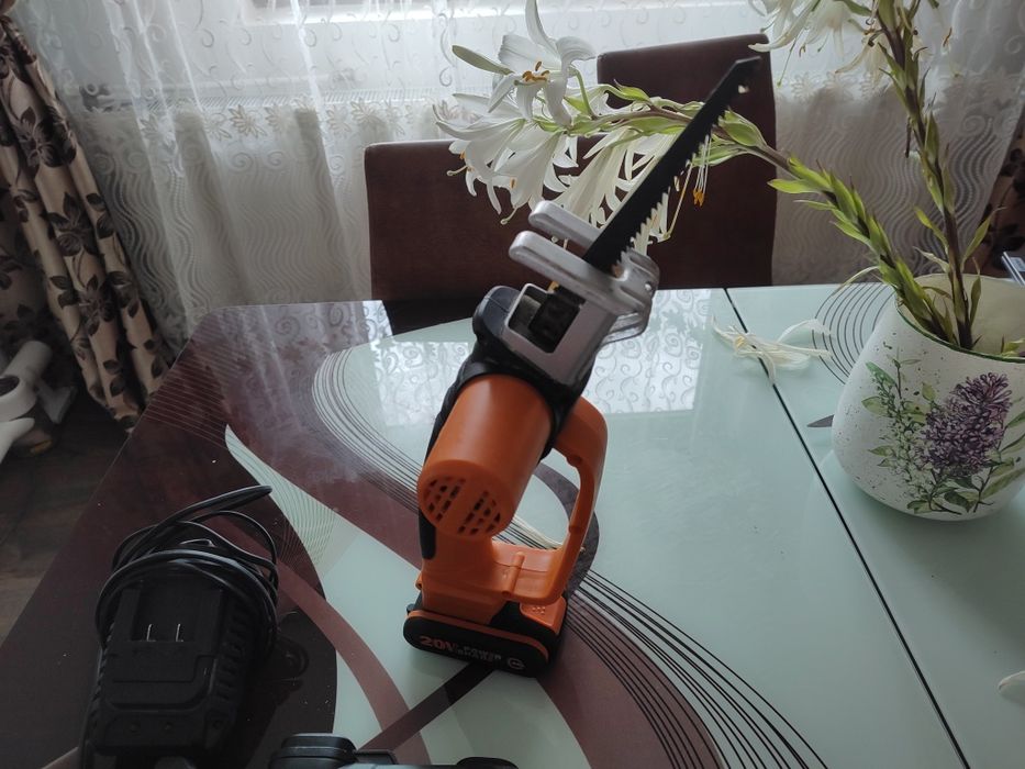 Vând  aparat de spălat cu presiune și fierăstrău electric.worx 20v