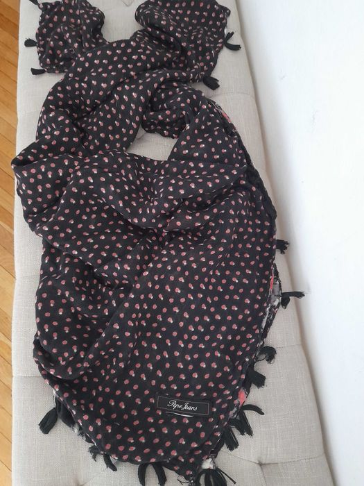 Esarfa Pepe Jeans cu 2 fete,50 lei, deosebita