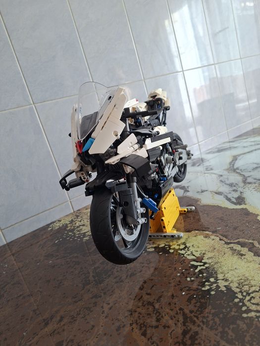 LEGO Technic BMW M 1000 RR