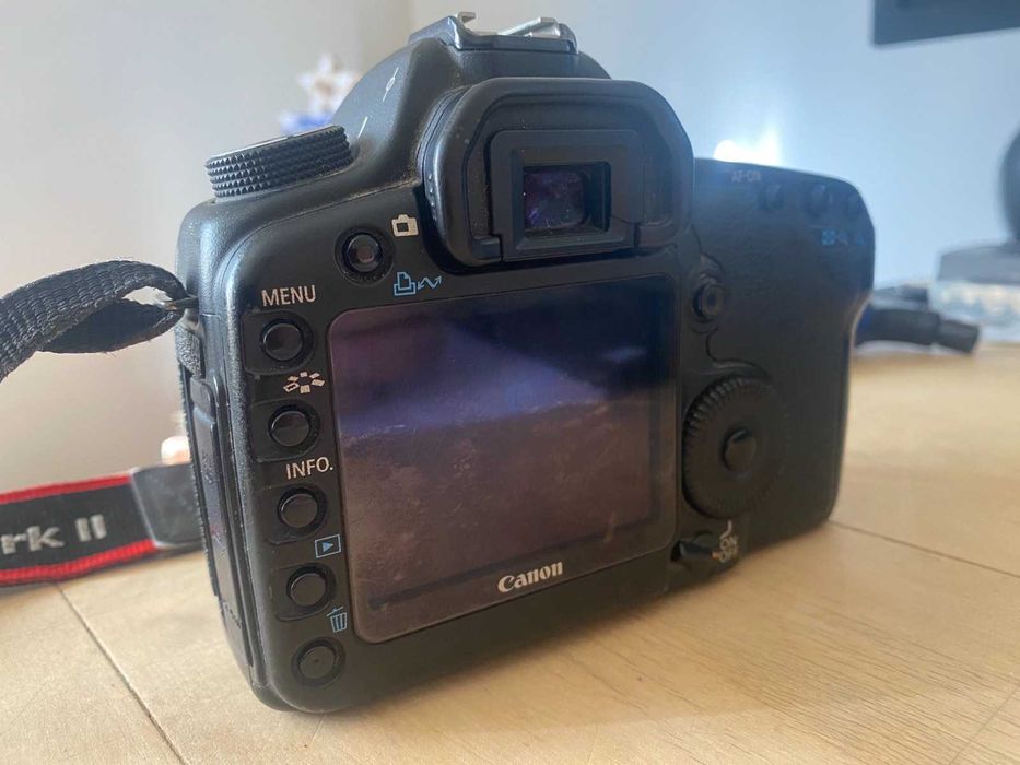 Продавам Фотоапарата EOS 5D Mark II