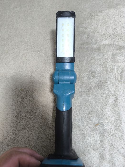 Lanterna Makita DML 801(pentru reparat se aprind doar 6 leduri) se vinde exact ce se vede in poze preț fix