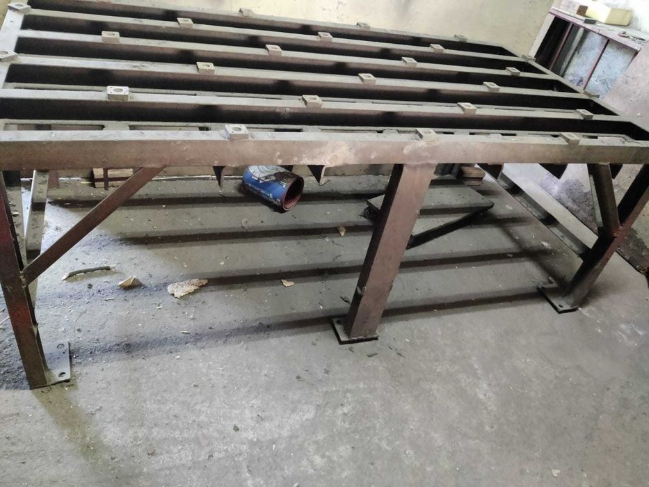 Vand doua structuri metalice pentru masa de lucru.