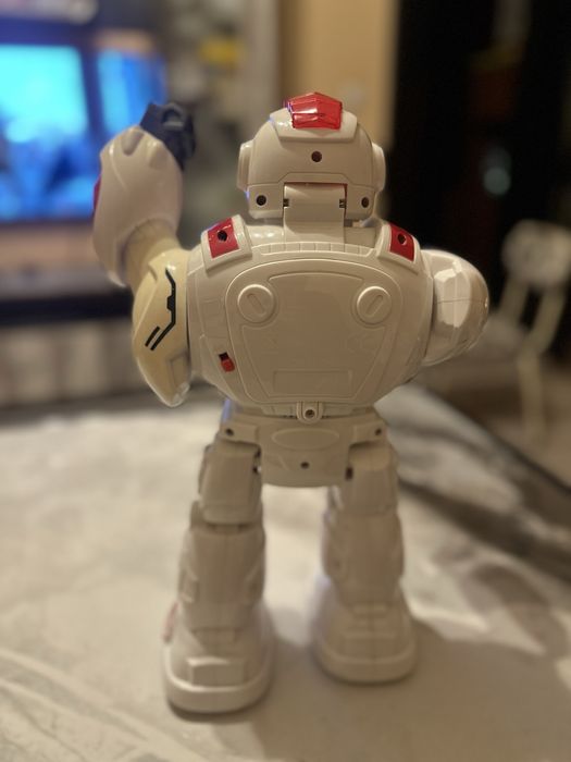 Интерактивен Музикален робот