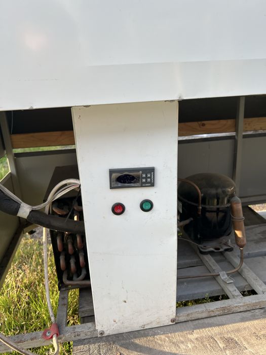 Продам холодильник витринный