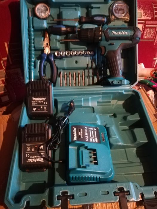 Bormașină cu două acumulatoare