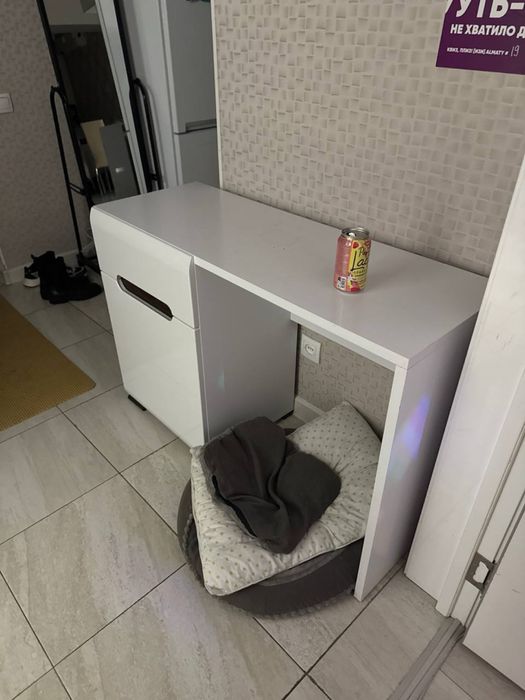 Рабочий стол/ стол для косметики